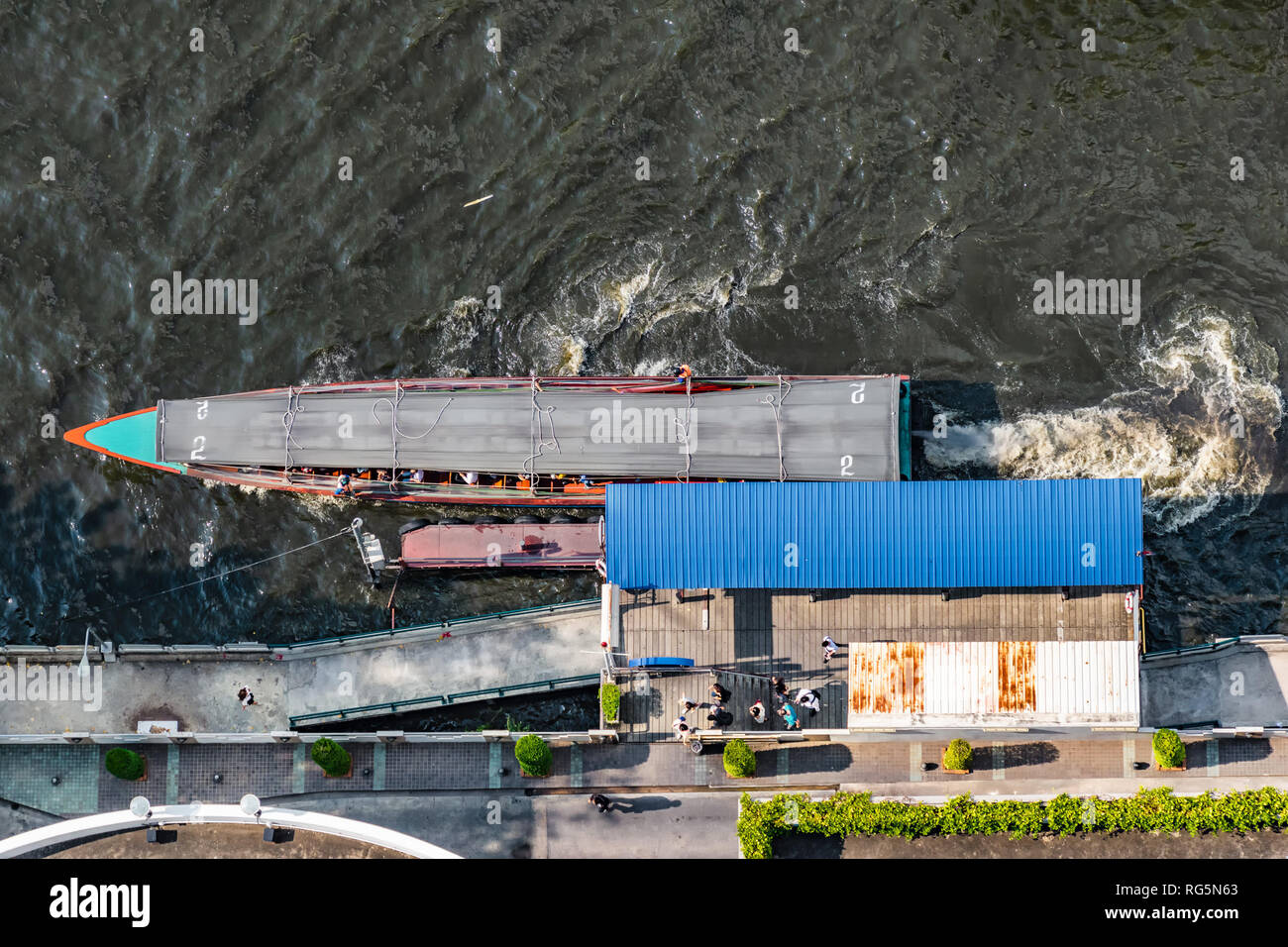 Vista aerea di acqua bus lungo 'San-Sab' canal a Bangkok fermandosi ad un molo per pendolari a scendere e a. Si tratta di una alternativa popolare come pubblico tr Foto Stock