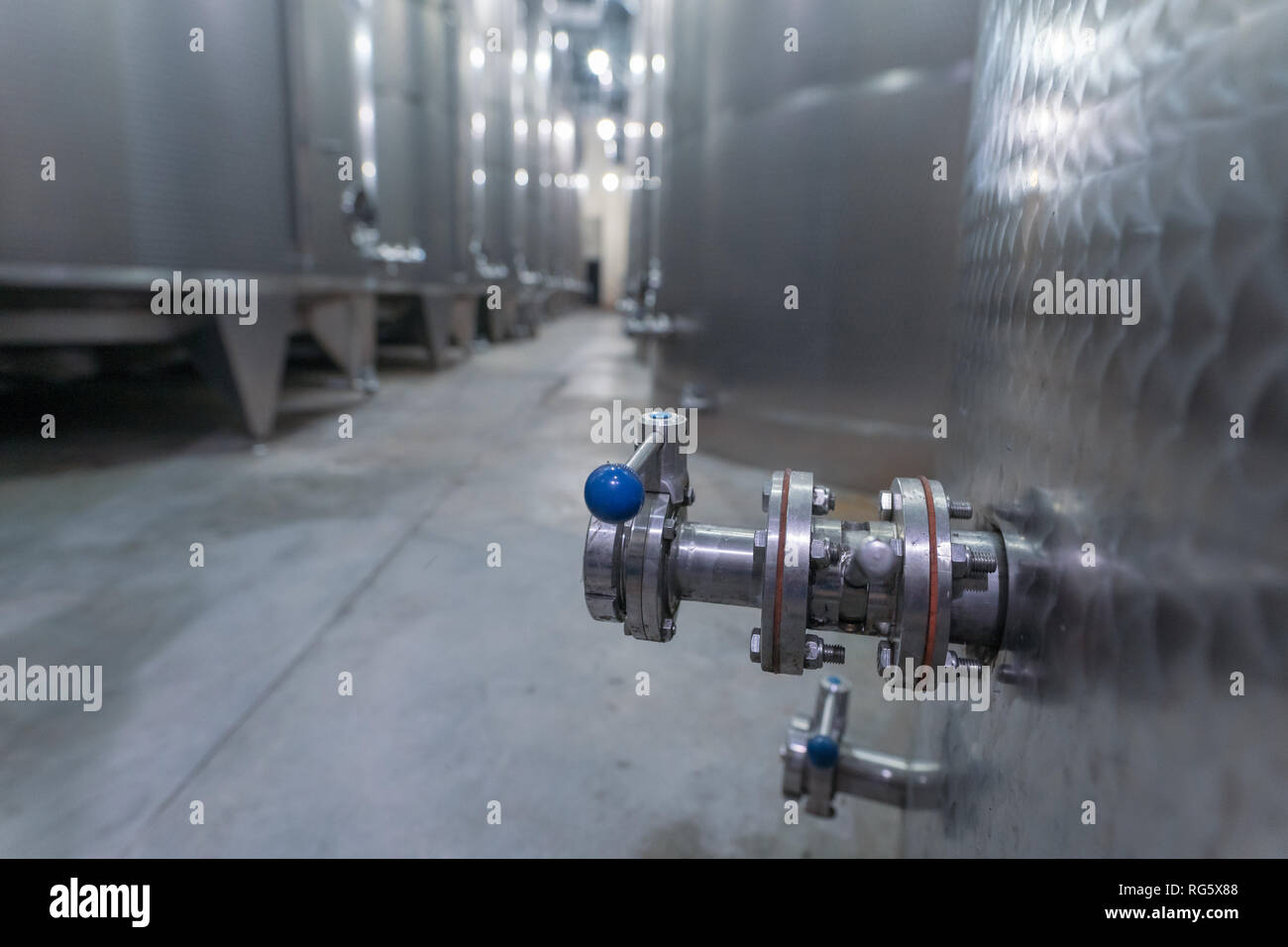 La vinificazione del serbatoio in dettaglio di una moderna cantina Foto Stock