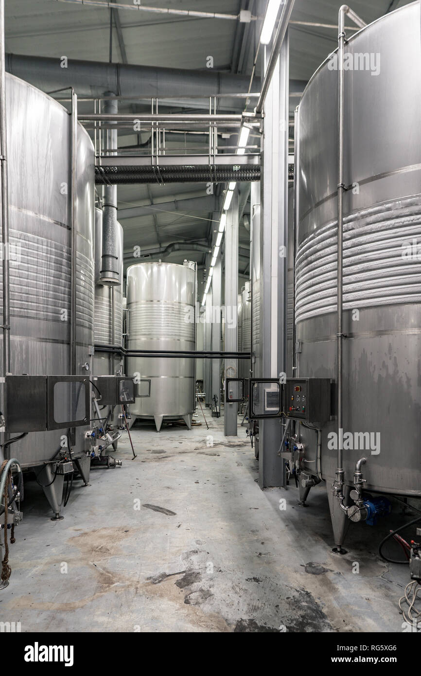 Interno di una moderna cantina con temperatura controllata serbatoi di vino Foto Stock