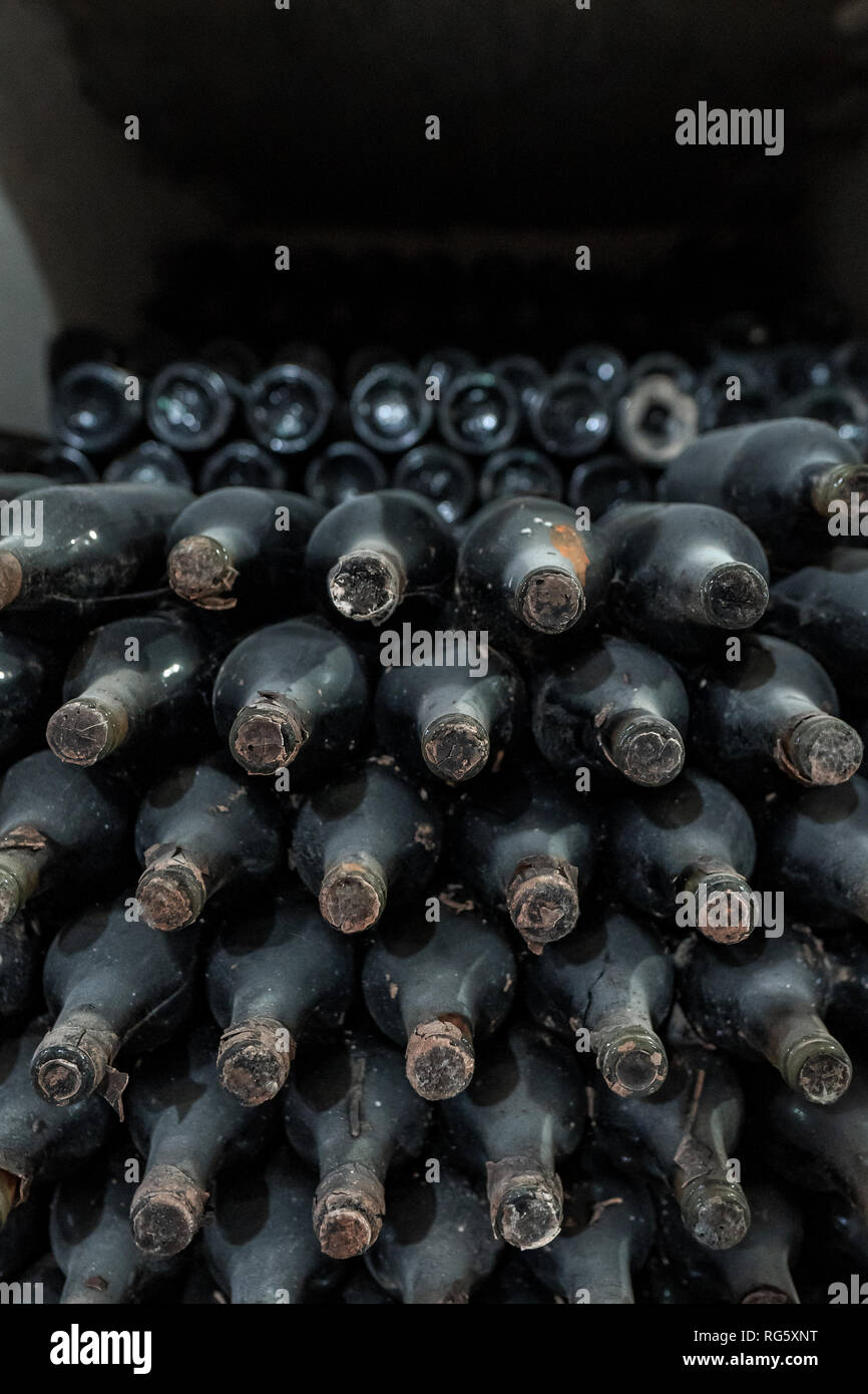 Vintage e vini costosi in cantina Foto Stock