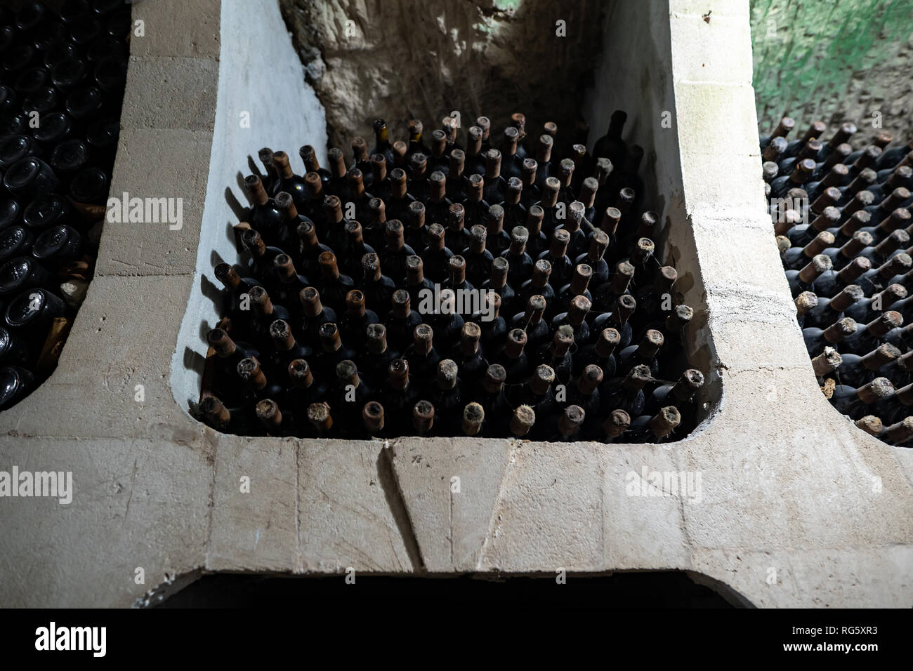 Vecchia di invecchiamento dei vini in un arrugginito sovietica vecchia cantina Foto Stock