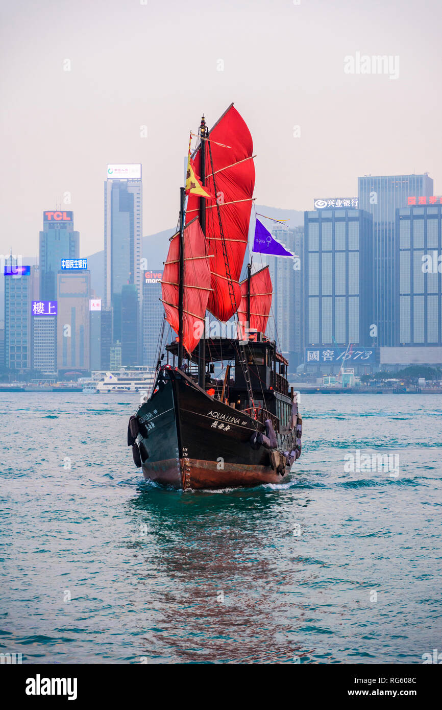 In barca a vela al tramonto dell'Aqualuna junk imbarcazione turistica del porto di Victoria e di Hong Kong Foto Stock