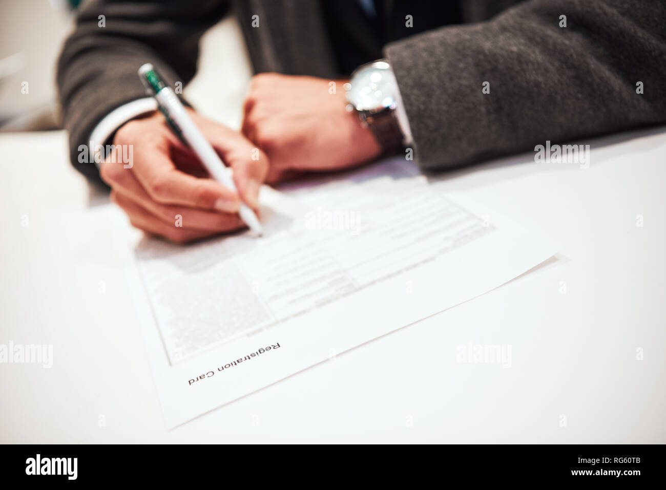 Tempo a firmare contratti trattativa. Imprenditore è appagante e firma contratto Foto Stock