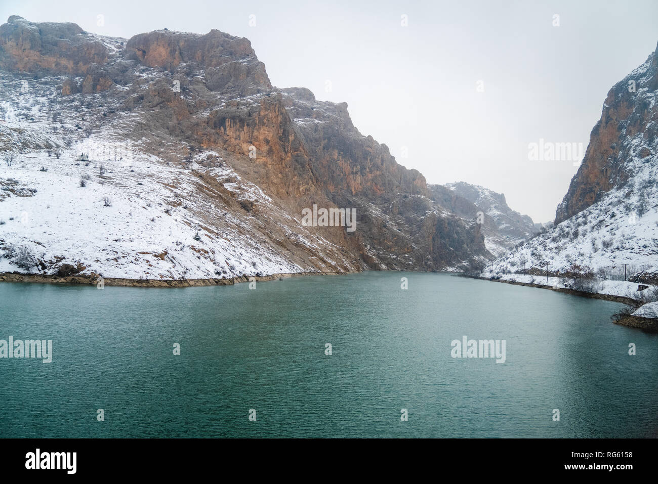 Vista panoramica di scenic idilliaco paesaggio invernale e il lago. Foto Stock