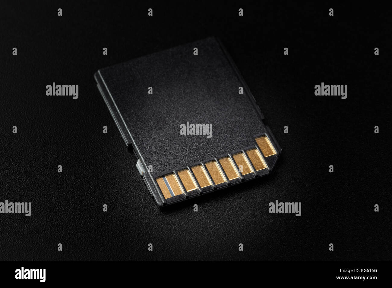 Scheda SD closeup su uno sfondo nero, con illuminazione selettiva Foto Stock