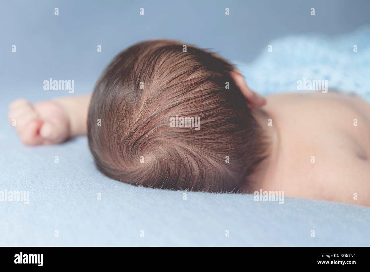 Neonato bambino addormentato Foto Stock