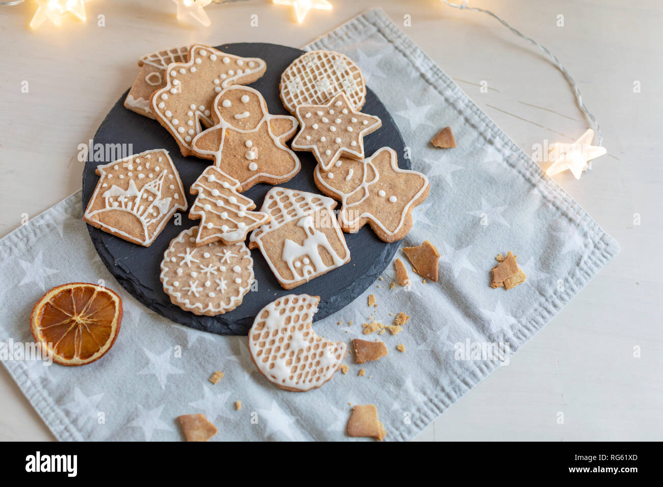 Natale gingerbread cookie su una tabella con le luci fairy Foto Stock