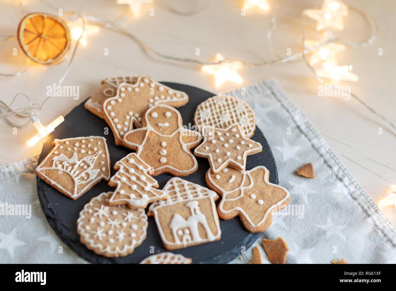 Natale gingerbread cookie su una tabella con le luci fairy Foto Stock
