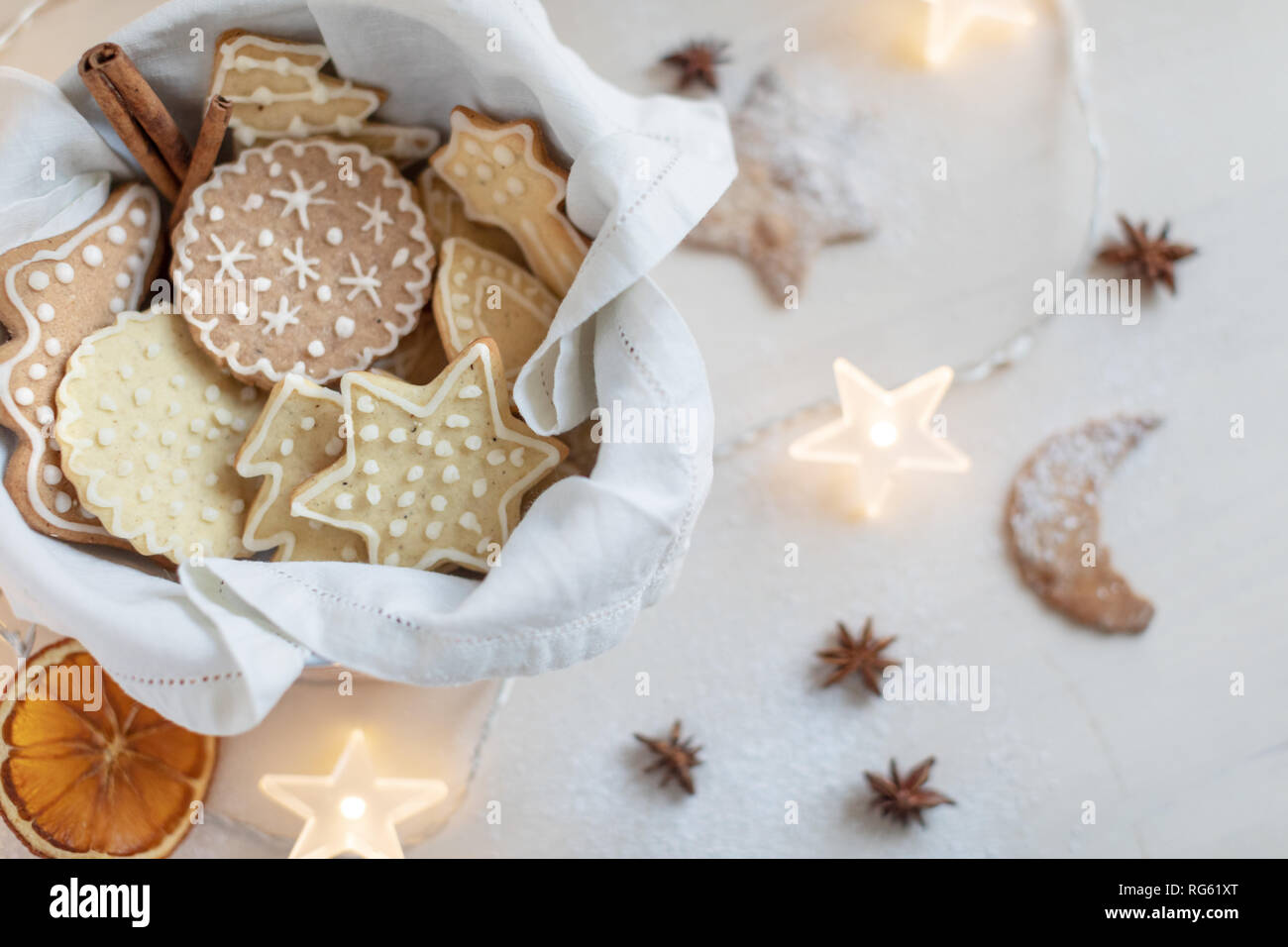 Ciotola riempita con Natale gingerbread cookie Foto Stock