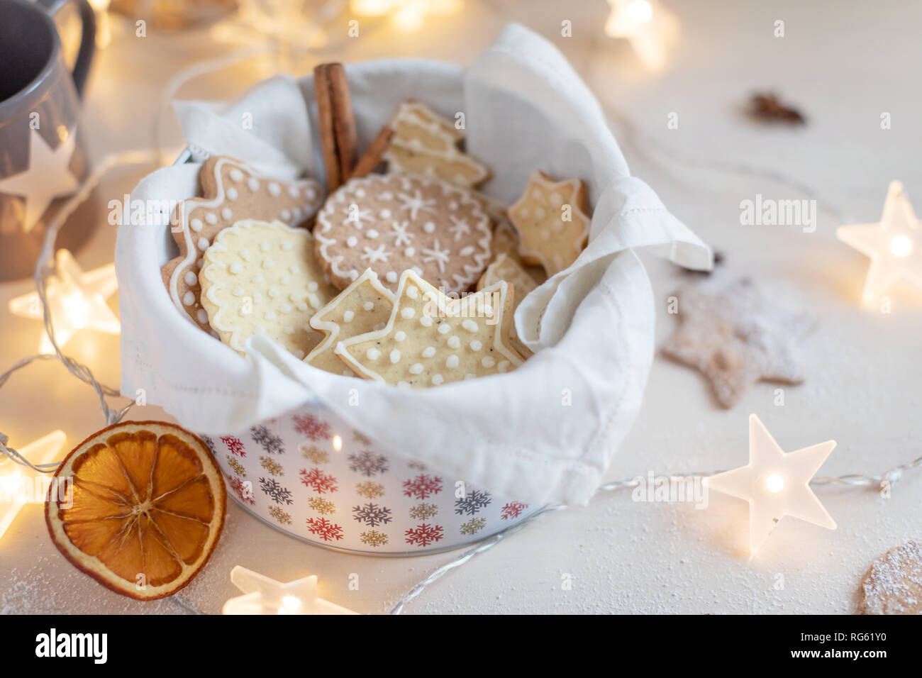 Ciotola riempita con Natale gingerbread cookie Foto Stock