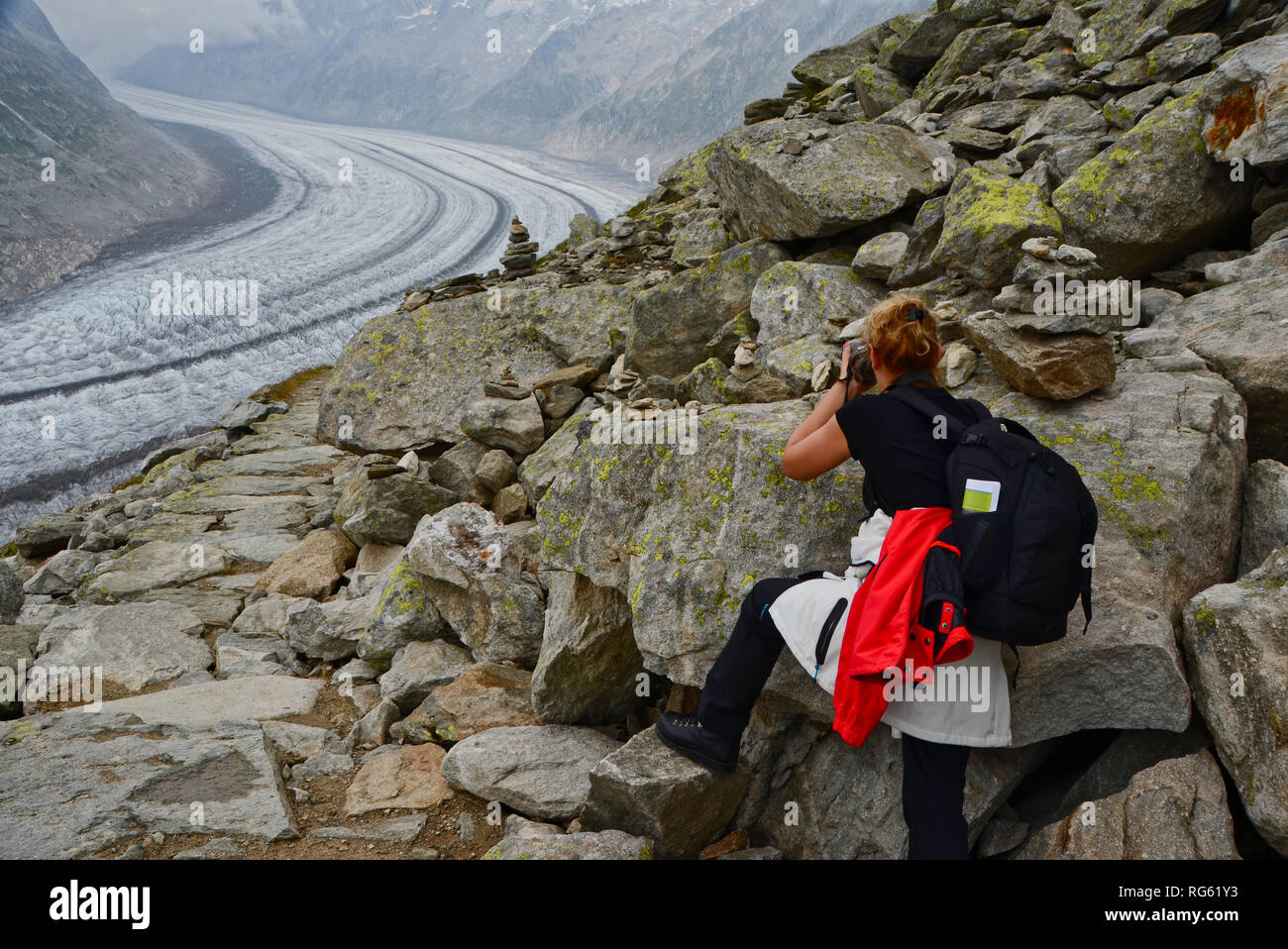 Donna di scattare una foto del grande ghiacciaio di Aletsch, Vallese, Svizzera Foto Stock