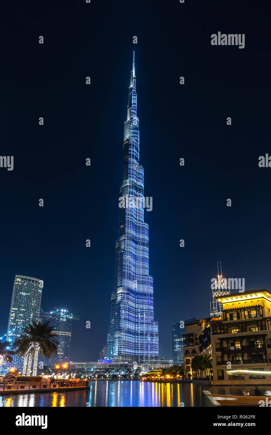 Il Burj Khalifa Tower a Dubai illuminata di notte, Emirati Arabi Uniti Foto Stock
