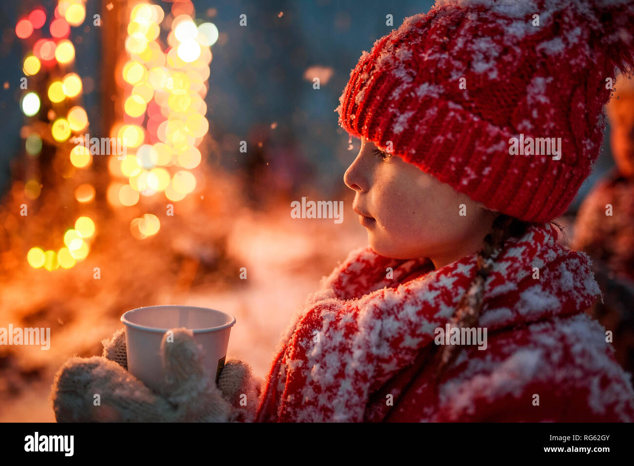 Ragazza in piedi all'aperto tenendo un cioccolato caldo bere, Stati Uniti Foto Stock