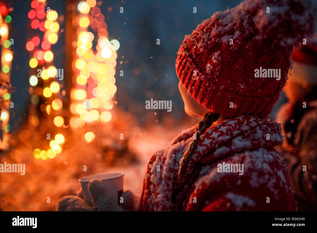 Ragazza in piedi all'aperto tenendo un cioccolato caldo bere, Stati Uniti Foto Stock