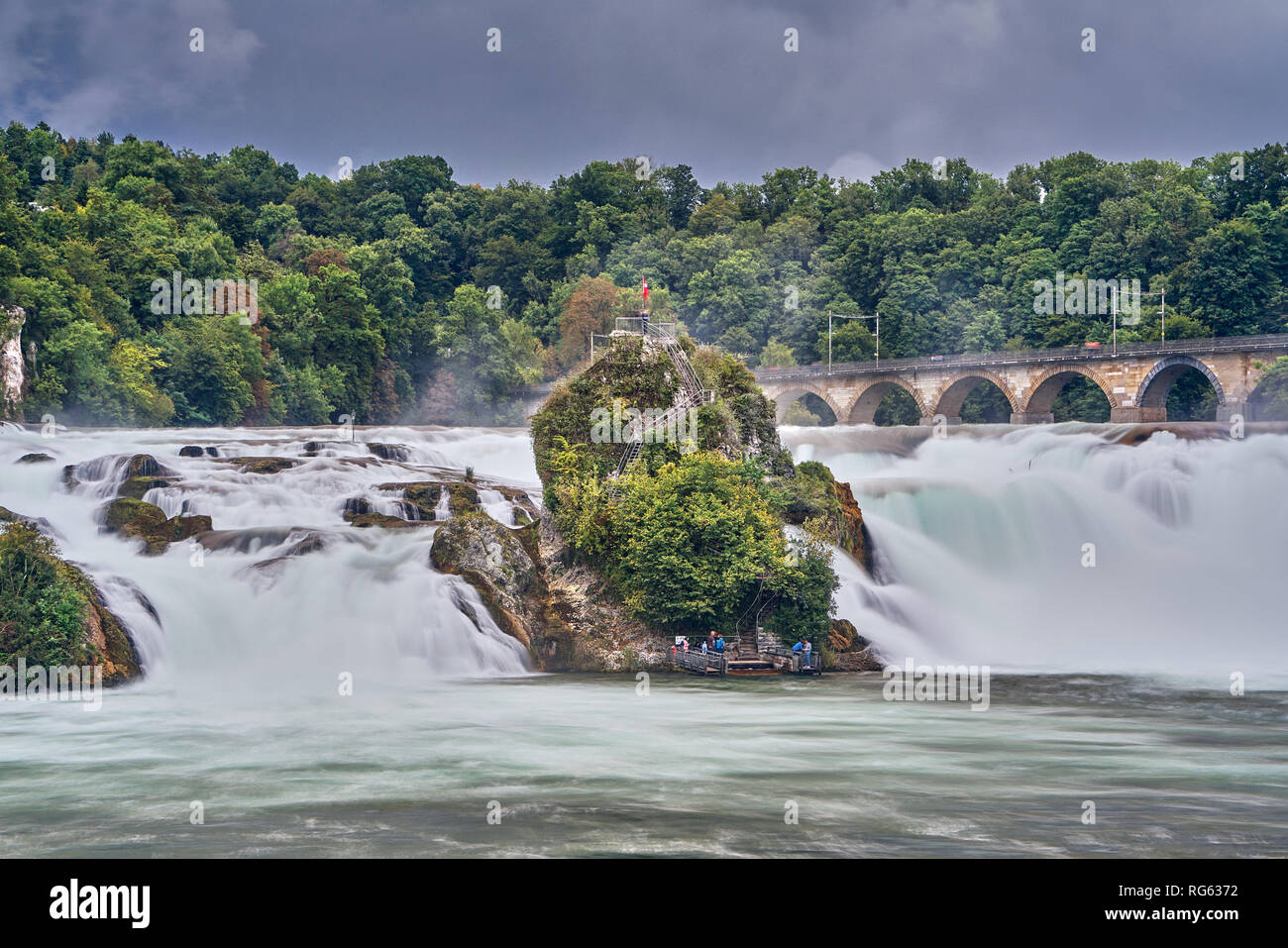 Panorama delle Cascate del Reno (Rheinfall). E' la cascata più grande d'Europa. Situato in Alto Reno, Neuhausen, Schaffhausen, Svizzera. Foto Stock