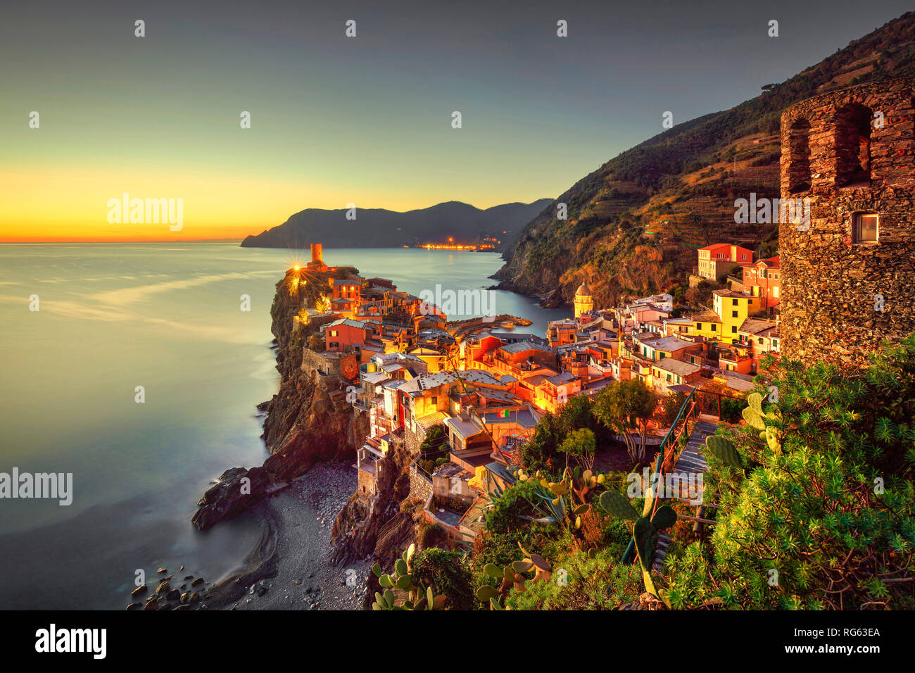 Vernazza village, vista aerea sul tramonto, Seascape in cinque terre, il Parco Nazionale delle Cinque Terre Liguria Italia Europa. Foto Stock