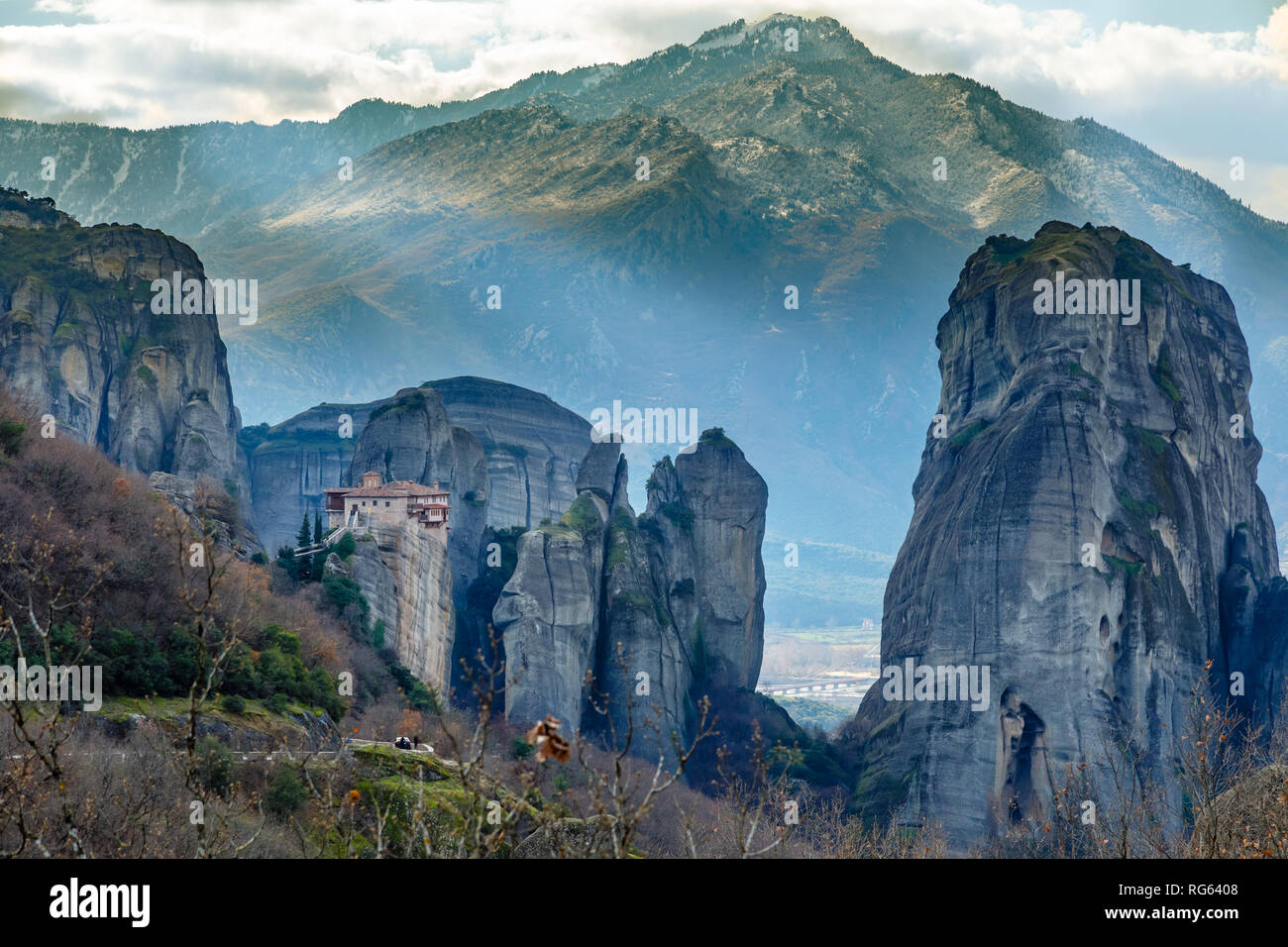 Il Santo Monastero di Roussanou tra le ripide scogliere, montagne panorama, Kalampaka, Trikala, Tessaglia, Grecia Foto Stock
