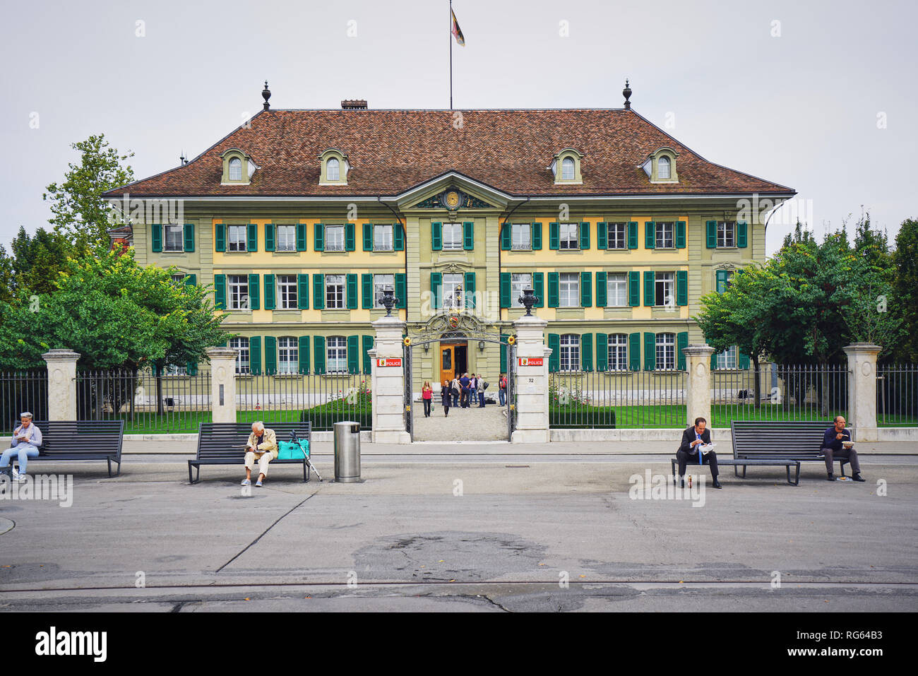 Giornata ordinaria a Berna, con splendidi edifici urbani, Svizzera Foto Stock