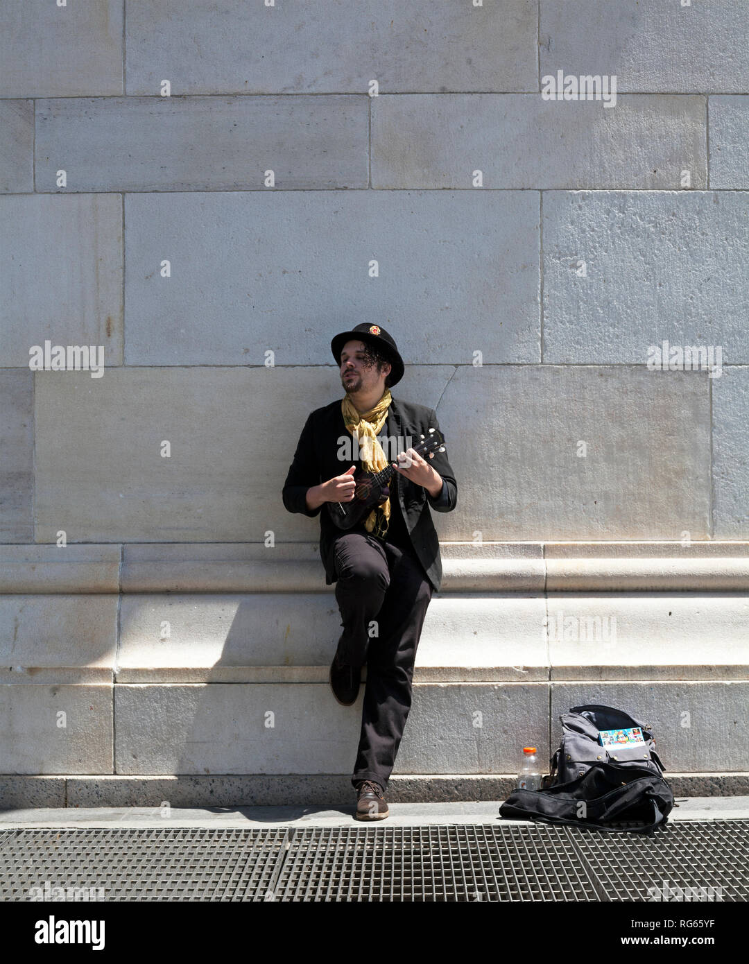 Un uomo svolge il suo ukulele in Washington Square Park di New York City. Foto Stock