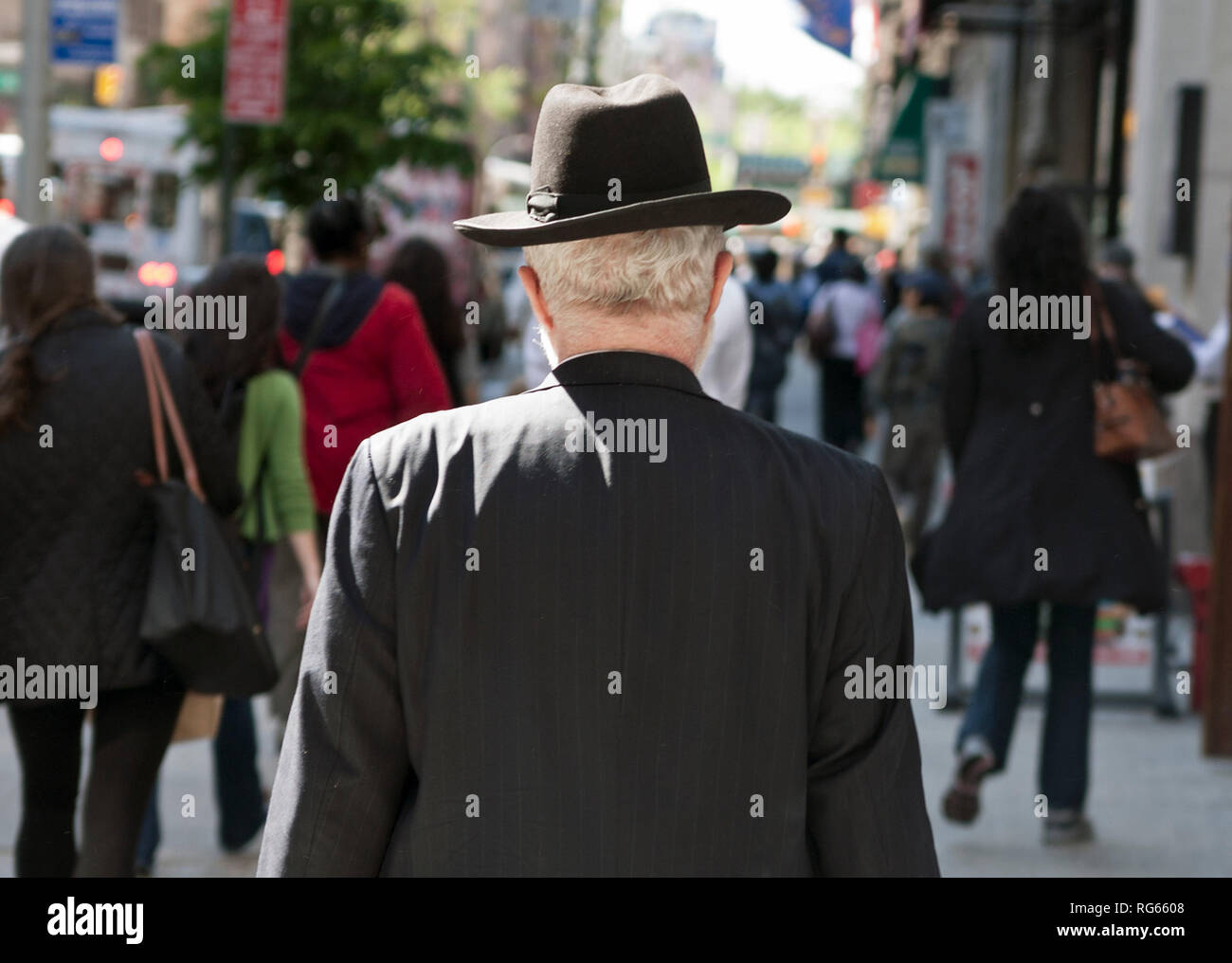 Le persone andare circa la loro vita quotidiana nella città di New York. Foto Stock