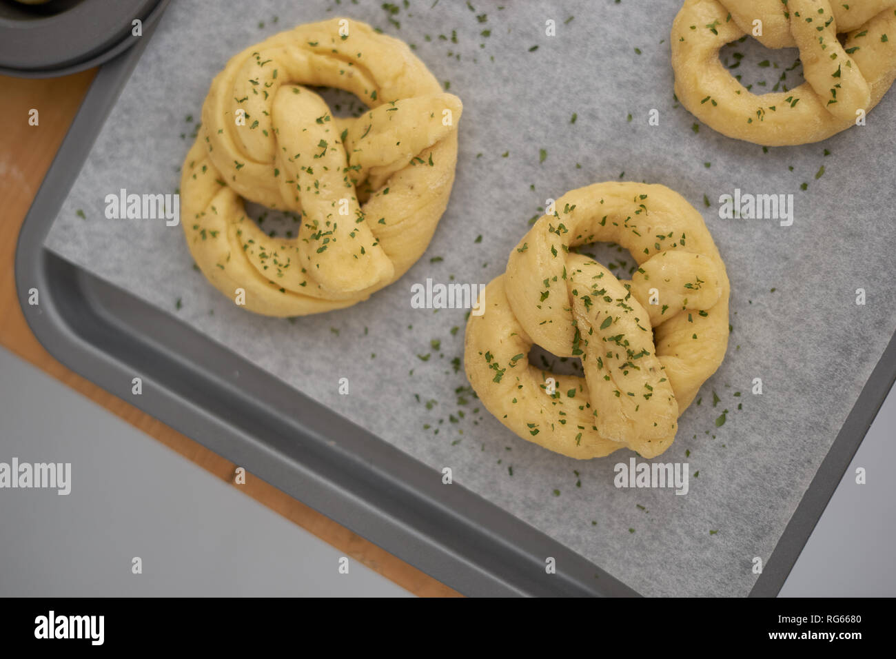 Ritorto dispone di pasta nella teglia da forno Foto Stock