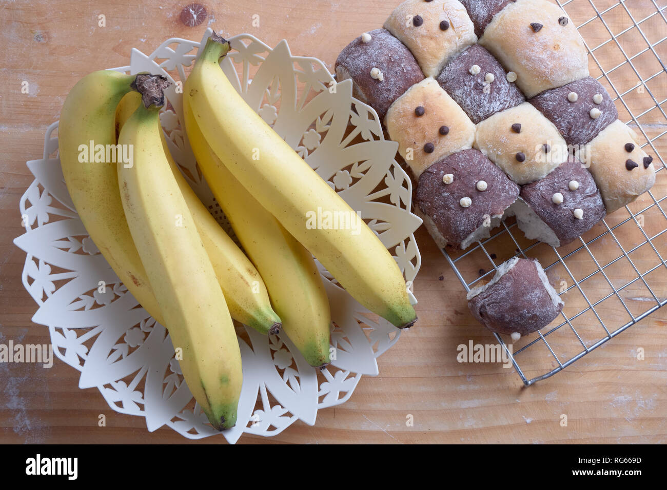 Pane e banana sul tavolo Foto Stock