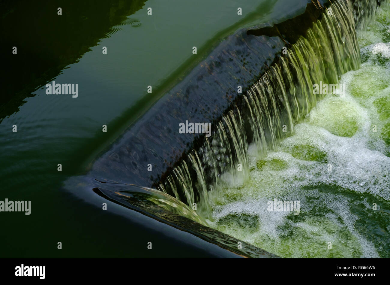Acqua di scarico che fluisce dalla città Foto Stock