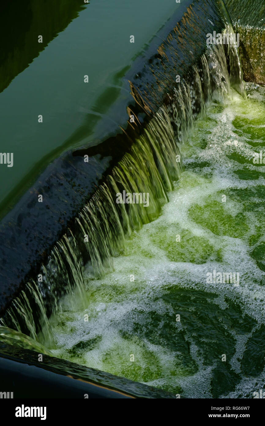 Acqua di scarico che fluisce dalla città Foto Stock