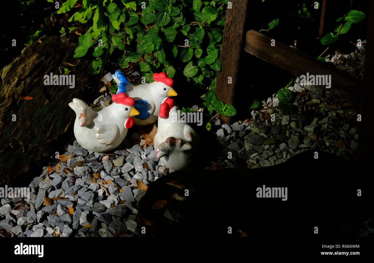 Pollo in ceramica per la decorazione del giardino Foto Stock