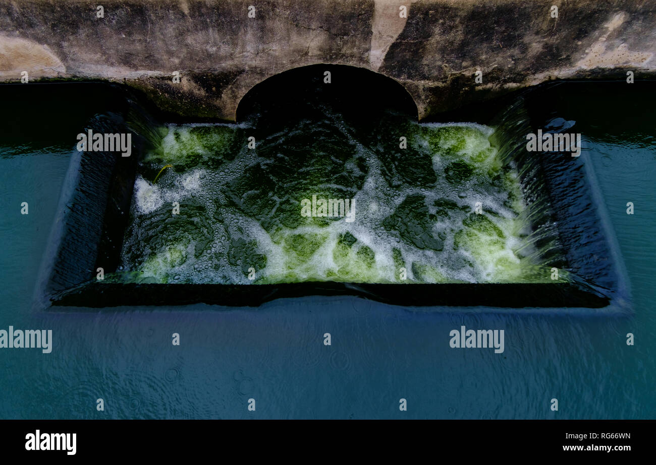 Acqua di scarico che fluisce dalla città Foto Stock