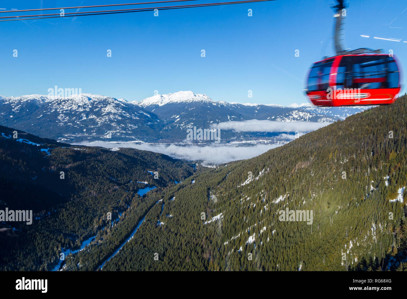 Una grande vettura gondola striature con la valle tra Whistler e Blackcomb in background. Foto Stock