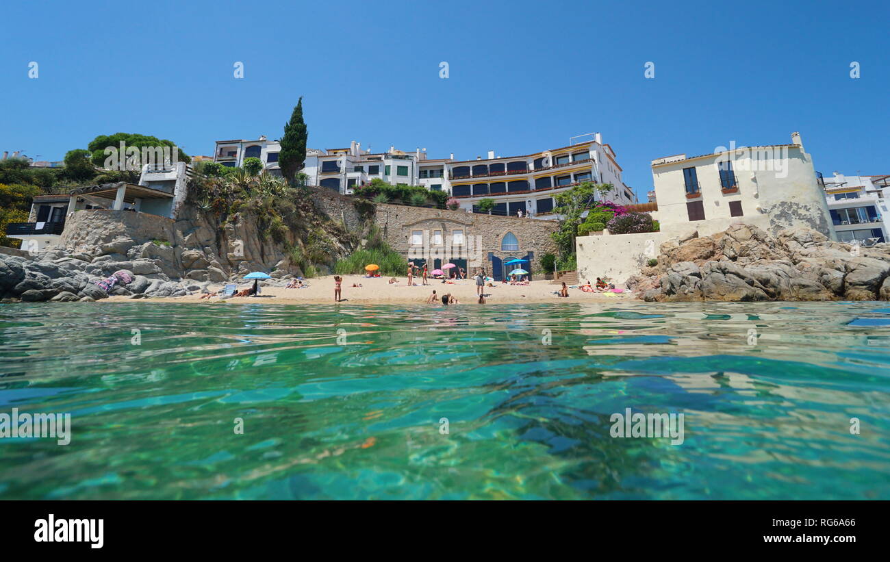 Spagna Calella de Palafrugell beach in estate mare mediterraneo, visto dalla superficie dell'acqua, La Platgeta, Catalonia, Costa Brava Foto Stock