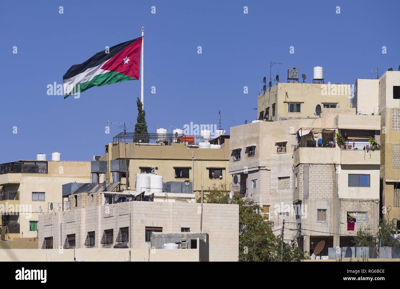 Un 60 da 30 metri Nazionale Giordana bandiera sventola sopra la città vecchia di Amman. Il gigante flag può essere visto da lontano e si trova su un misuratore di 126.8 montante di alta. (02 novembre 2018) | utilizzo in tutto il mondo Foto Stock