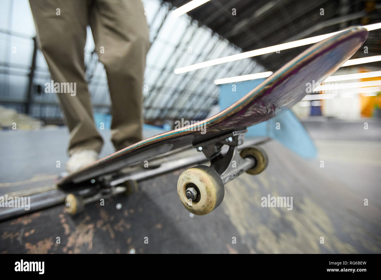 Skateboard su discesa Foto Stock