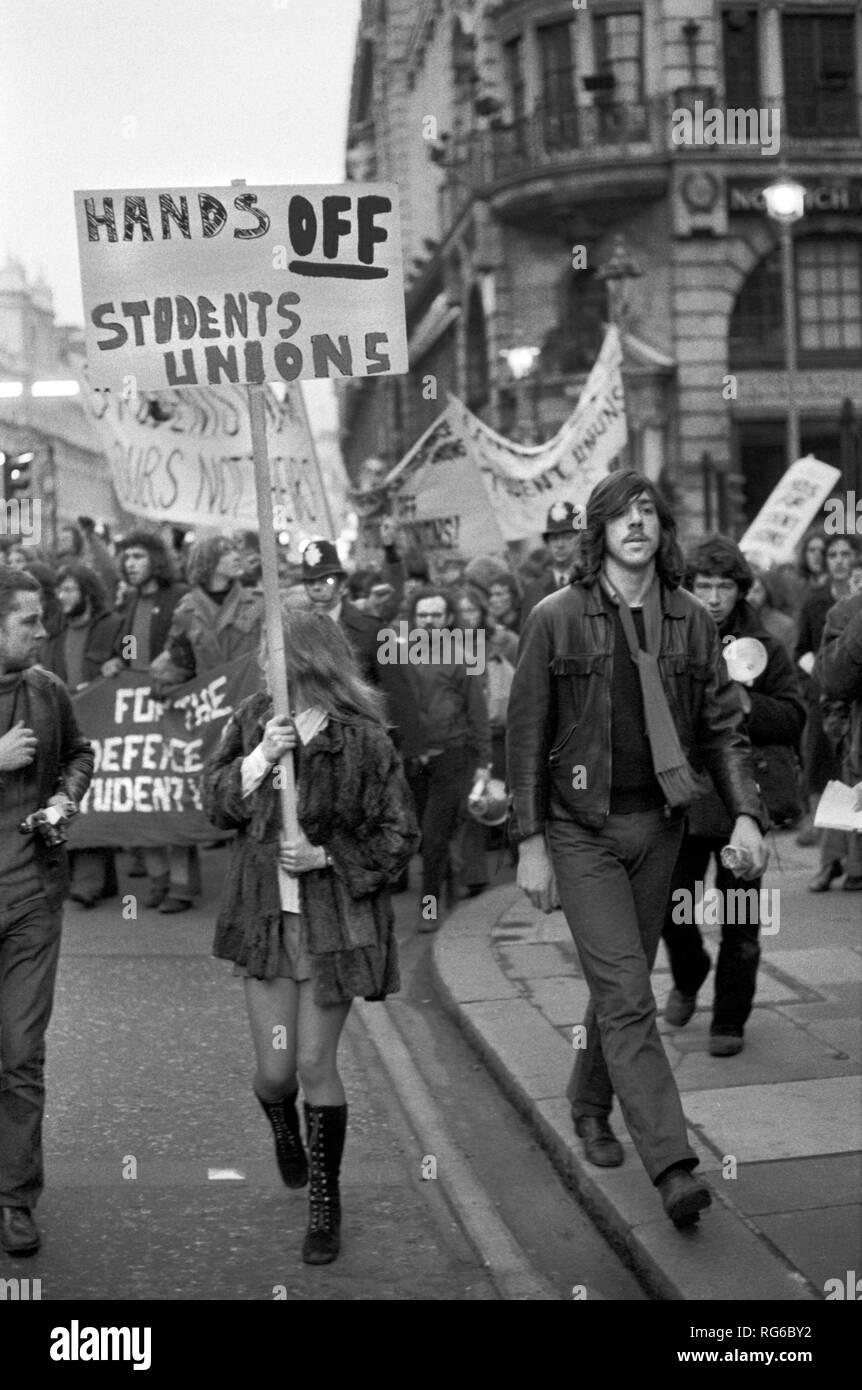 Protesta studentesca di Londra 1972 contro l'interferenza con l'Unione studentesca di Margaret Thatcher, Segretario di Stato per l'istruzione e la Scienza 1970s UK HOMER SYKES Foto Stock