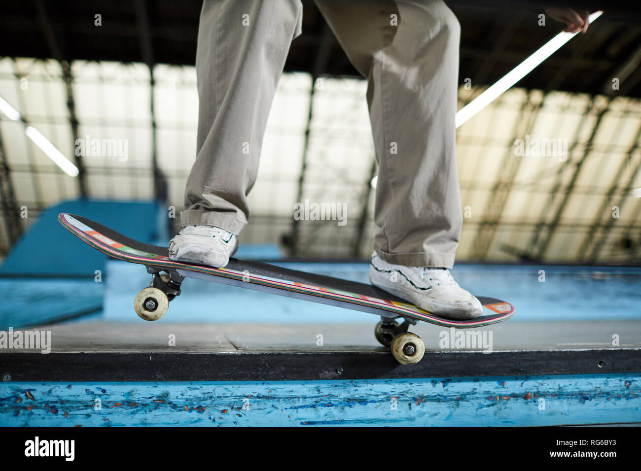 A cavallo sul bordo Foto Stock