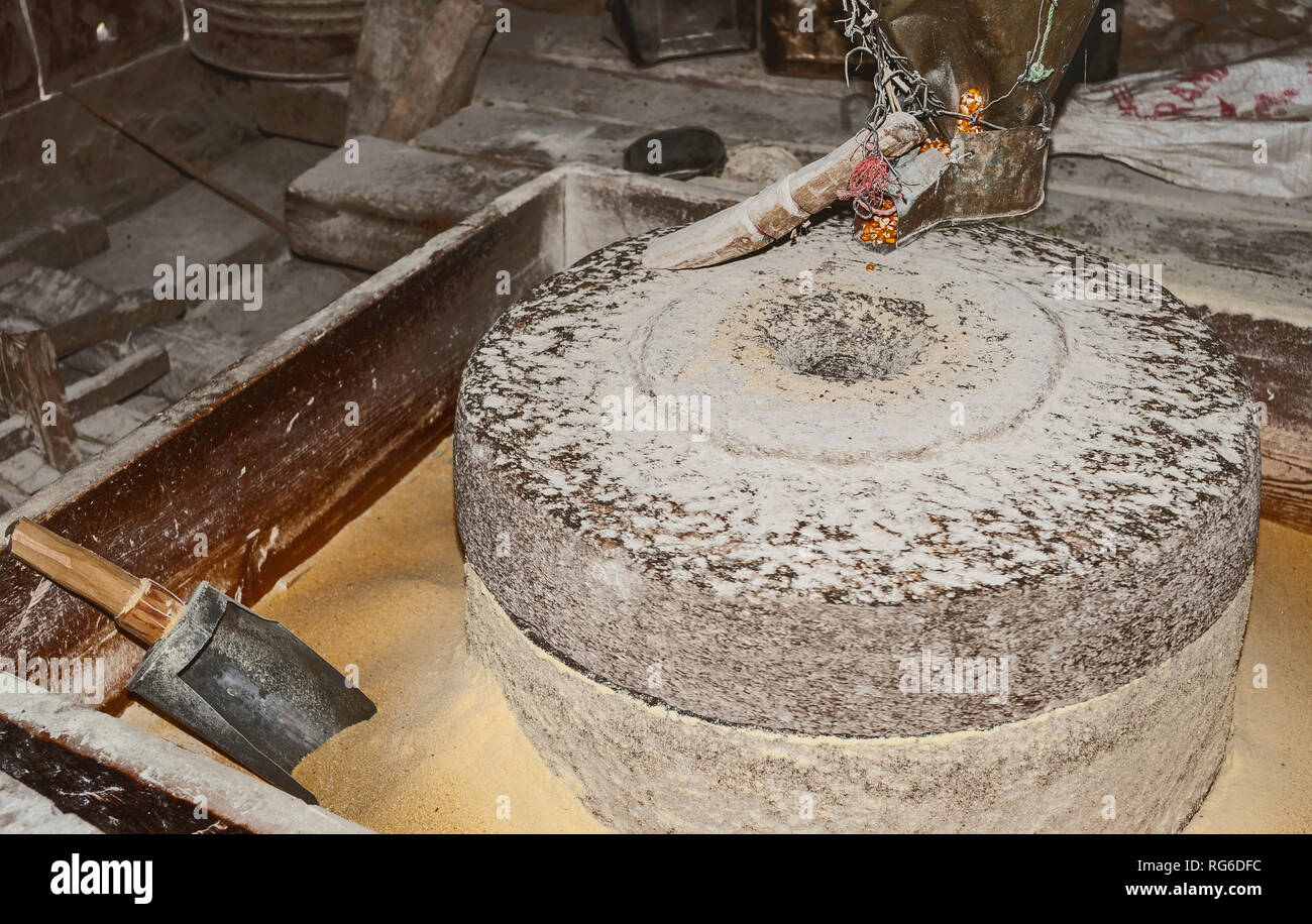 Tradizionale, acqua-powered, pietre di Mulino di macinazione del mais in legno mulino casa di tribù Monpa, Tawang, Arunachal Pradesh, India. Foto Stock