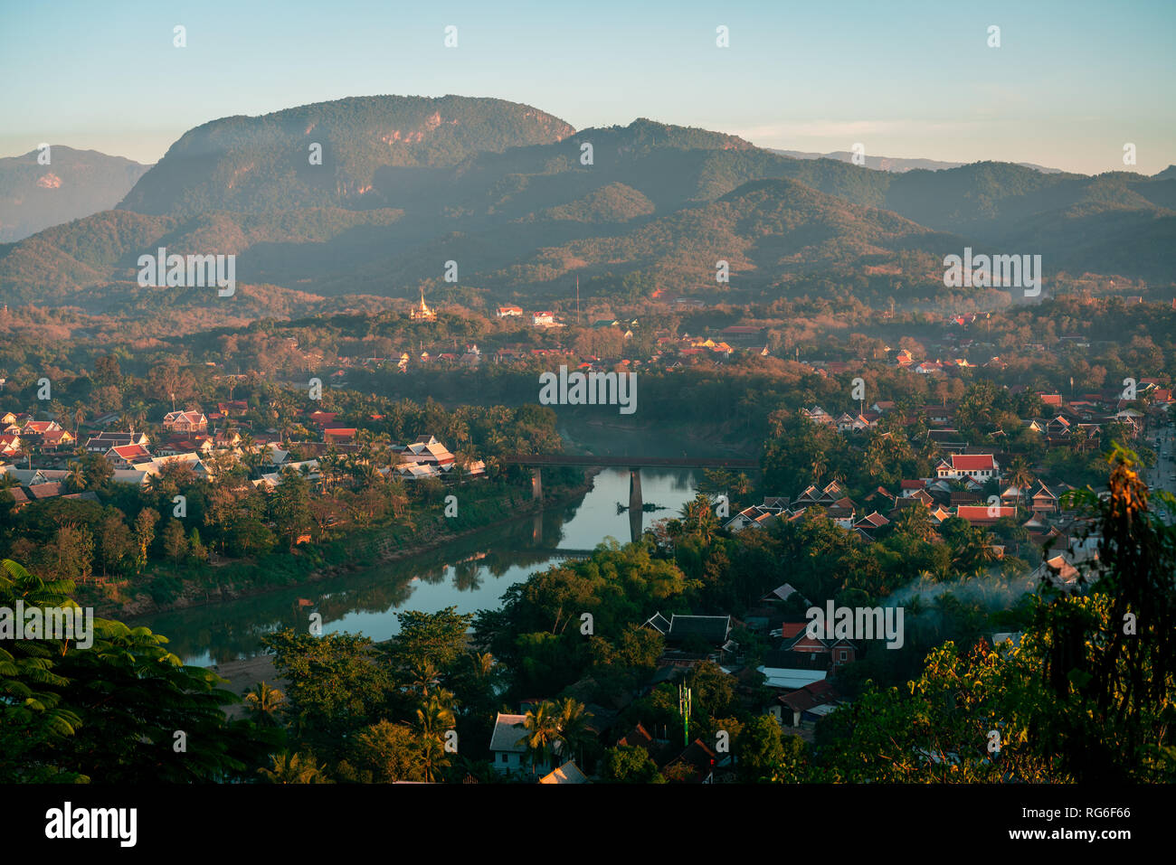 Tramonto in Lunag Prabang, Laos. Bella nuvole sopra la città. Il fiume Mekong tra alberi e case. Inverno in Laos Foto Stock