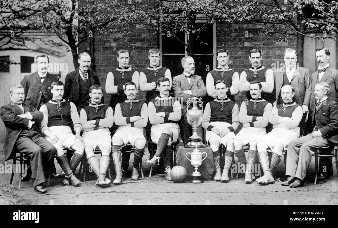 Aston Villa F.C. fotografato nel 1897, dopo aver vinto sia il campionato di calcio e la FA Cup. Bancata posteriore: George Ramsay (segretario), Joe Grierson (trainer), Howard Spencer, Jimmy Whitehouse, Joshua Margoschis (presidente), Albert Evans, Jimmy Crabtree, James Lees (direttore), C. Johnstone (direttore). Prima fila: Dr Victor Jones (direttore), James Cowan, Charlie Athersmith, Johnny Campbell, John Devey (capitano), Fred Wheldon, John Cowan, John Reynolds, Frederick Rinder (direttore). 1897 Foto Stock