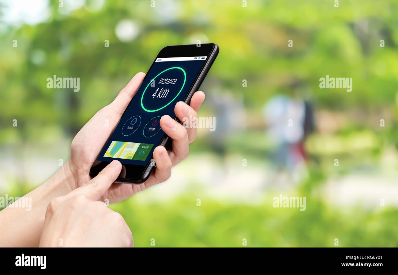 Close up mano utilizzare app health tracking sul telefono cellulare con blur parco pubblico sfondo bokeh light.uno stile di vita sano con fitness concetto tecnologico Foto Stock