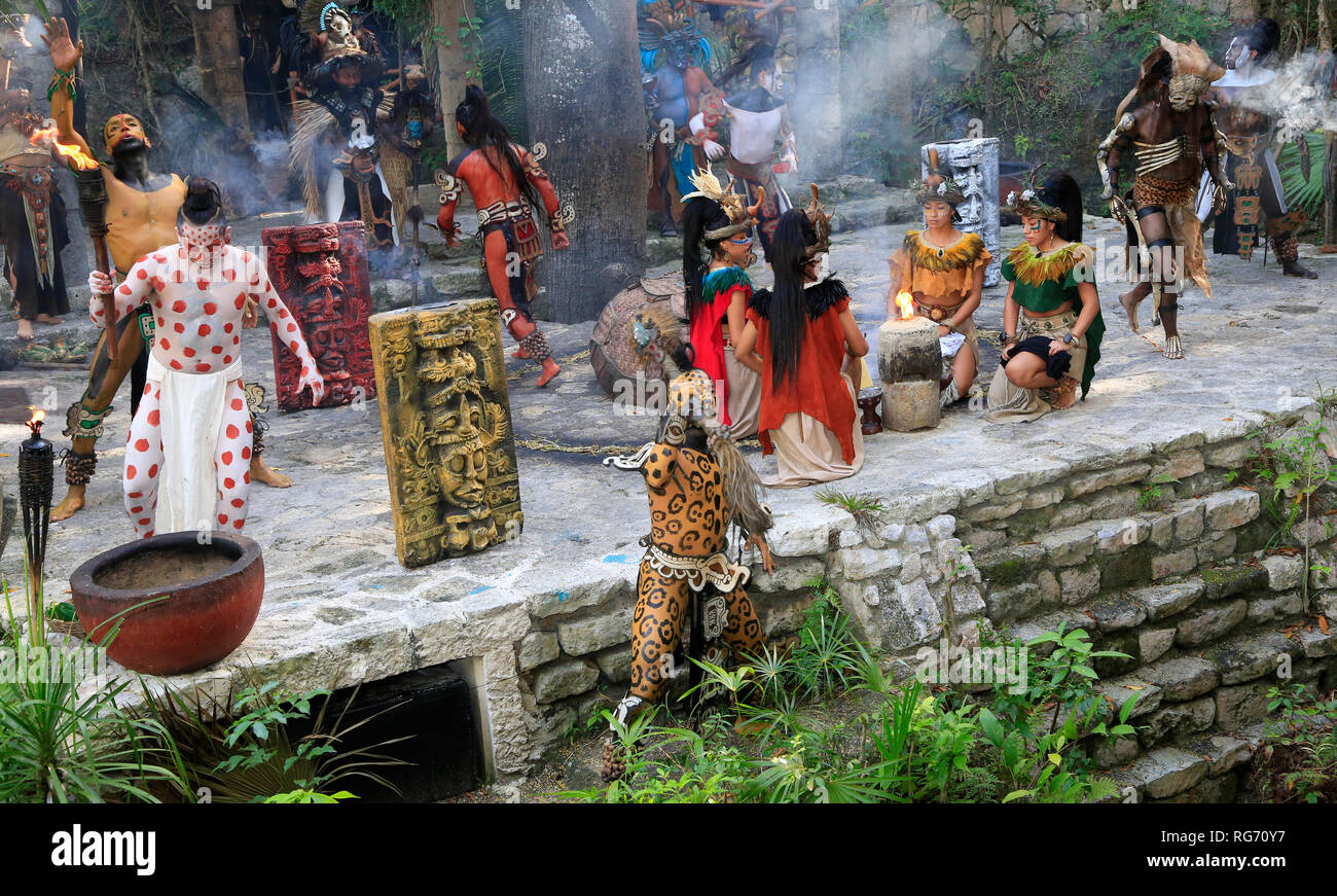 Maya precolombiana di Amerindian performance delle persone nella giungla in antico villaggio Maya, Riviera Maya, Messico Foto Stock