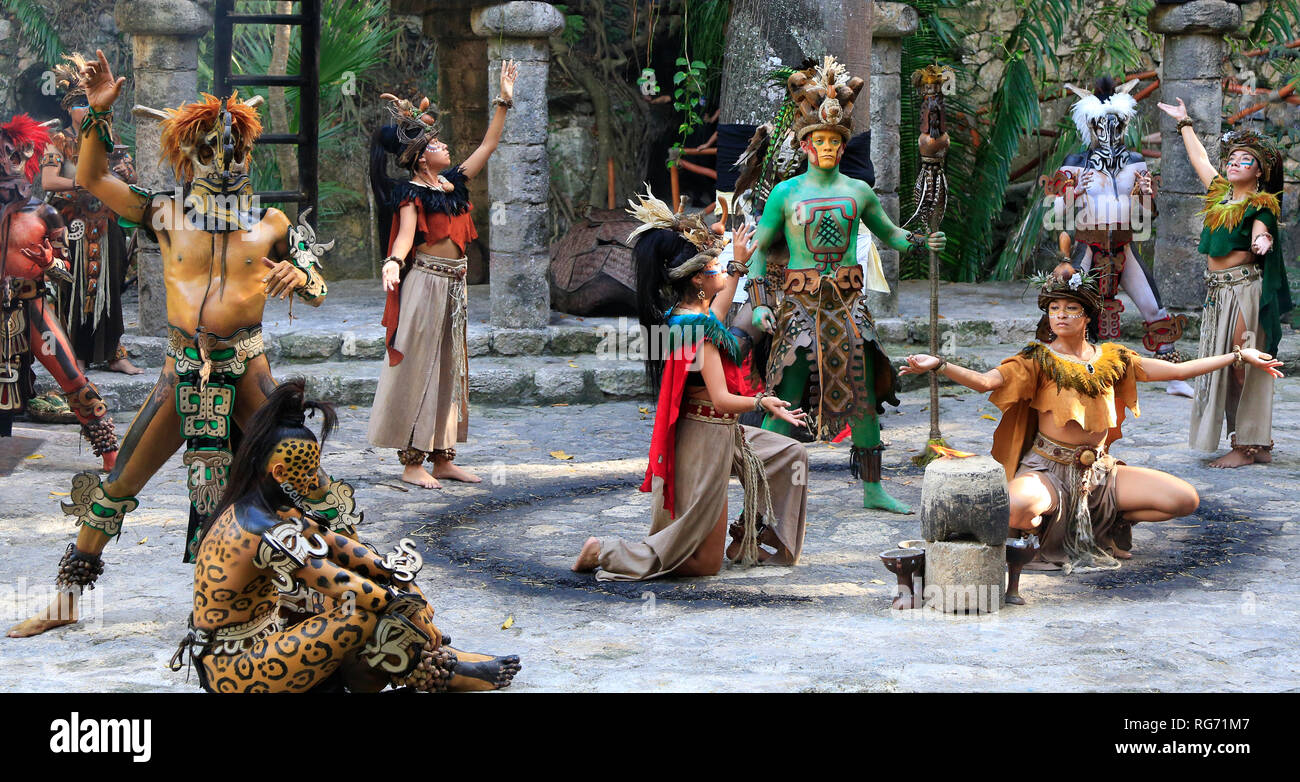 Maya precolombiana di Amerindian performance delle persone nella giungla in antico villaggio Maya, Riviera Maya, Messico Foto Stock