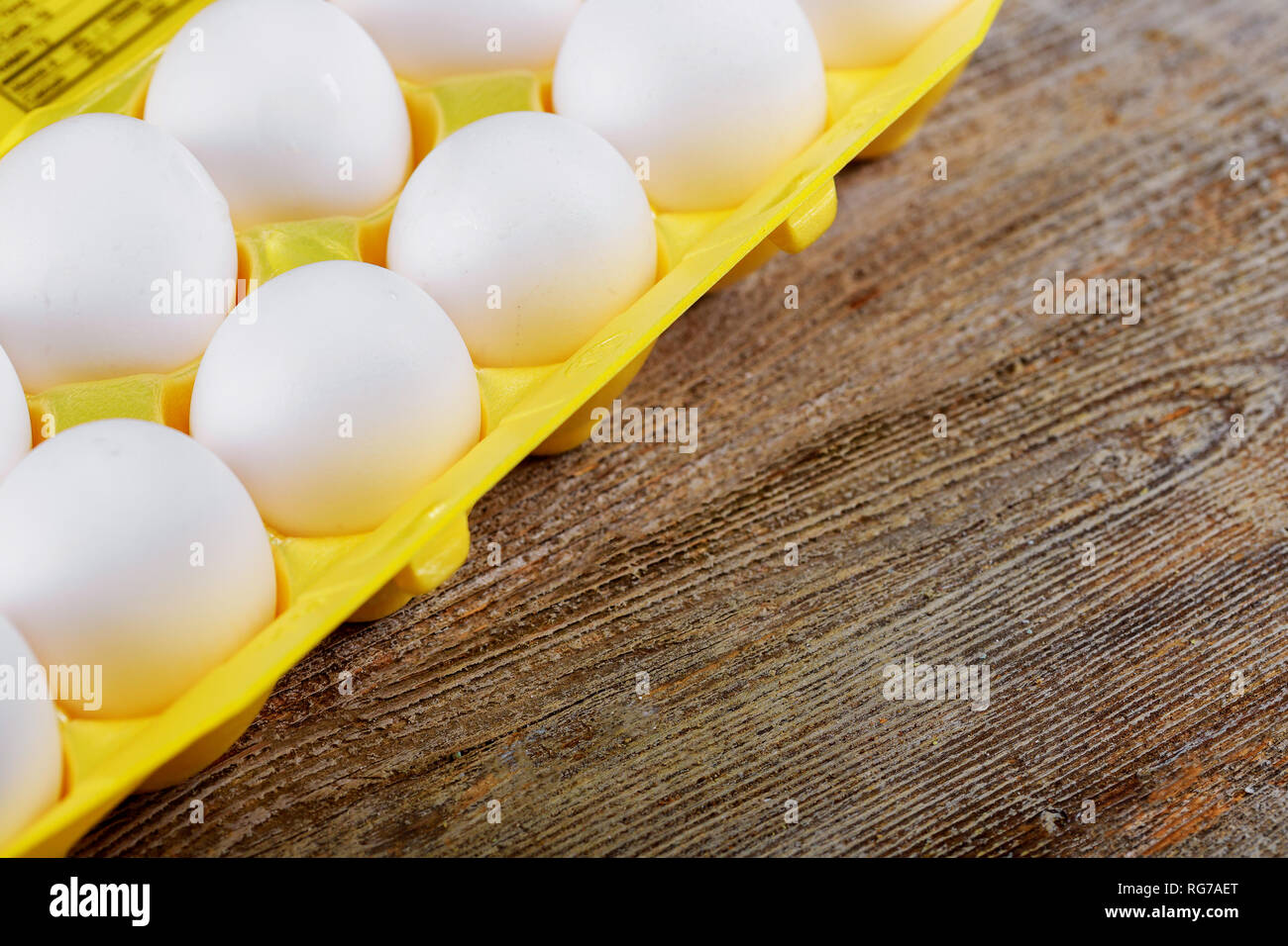 Pollo uova organiche nella cellula uovo vassoio giallo Foto Stock