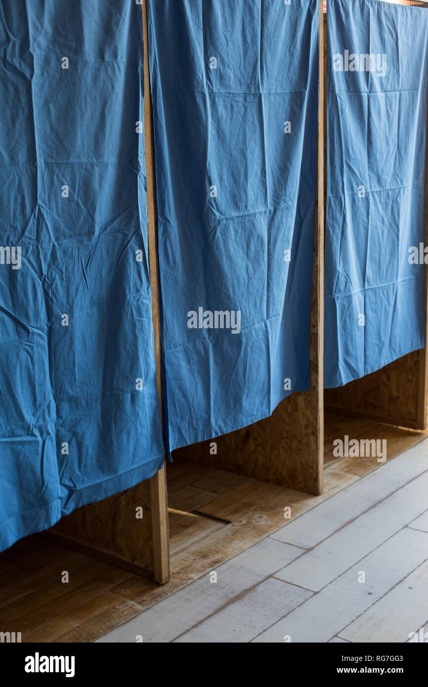 Immagine a colori di capanne in corrispondenza di una stazione di polling, durante le elezioni. Foto Stock