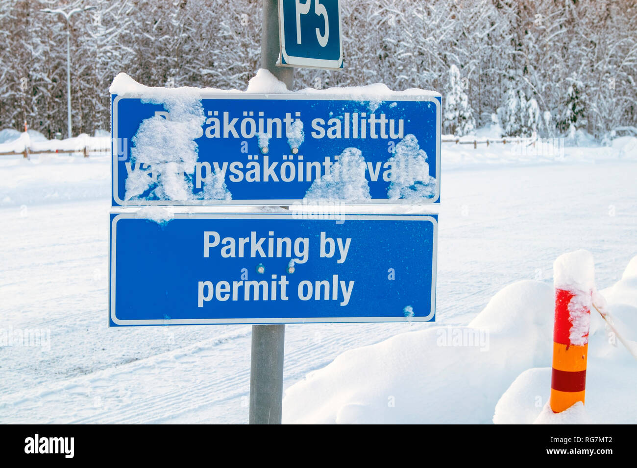 Parcheggio segni in inverno, Finlandia Foto Stock