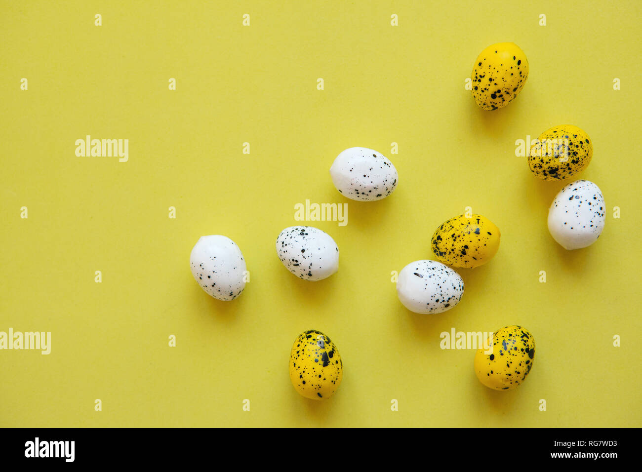 Un sacco di colorate uova di Pasqua su sfondo giallo. Pasqua Festa dello sfondo. Foto Stock
