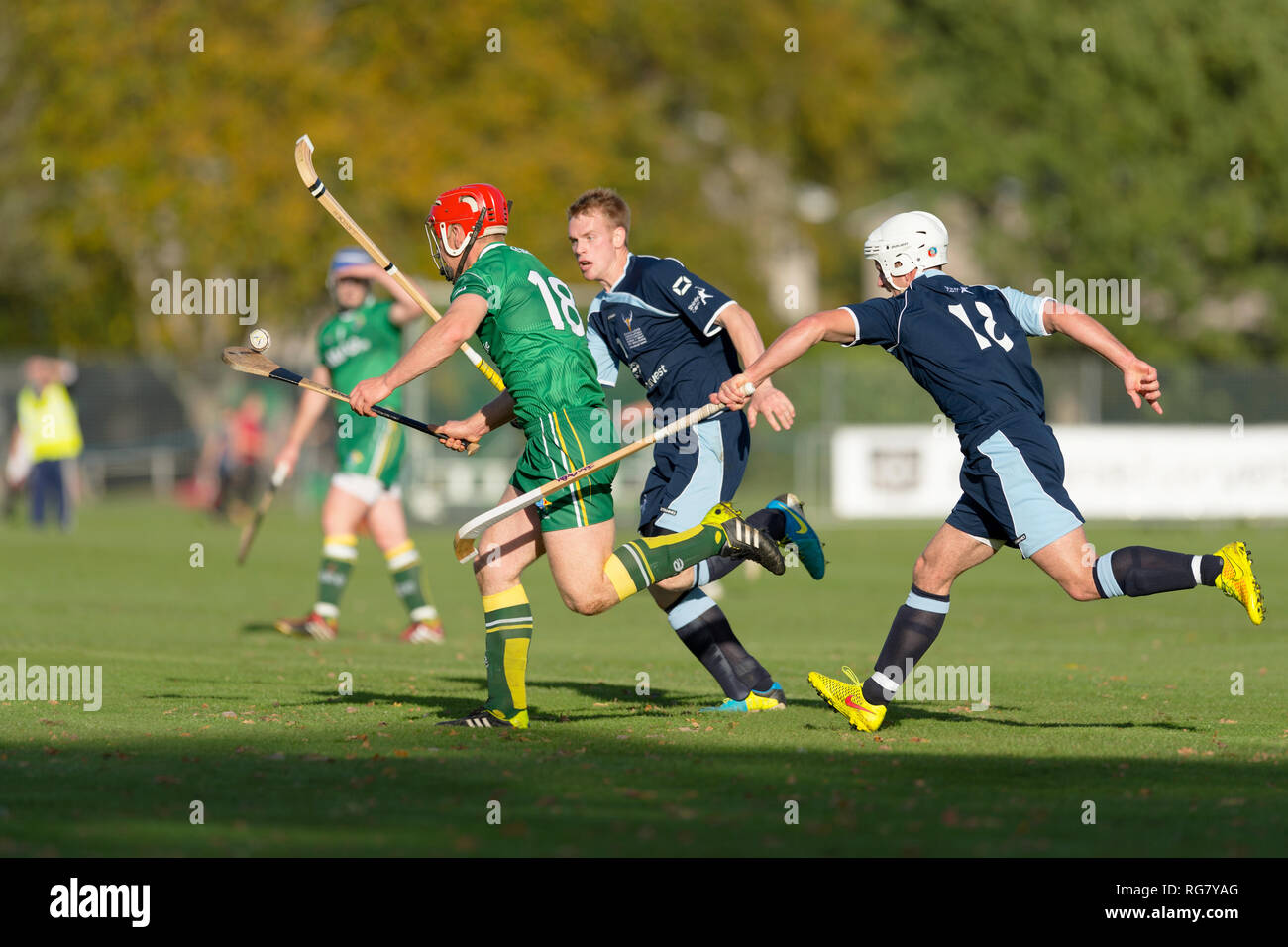 Shinty Hockey irlandese International, Scozia v Irlanda 1° test svolto presso il Bught, Inverness. Matteo Whelan (IRE) con Callum Cruden & John Macrae(Scot). Foto Stock