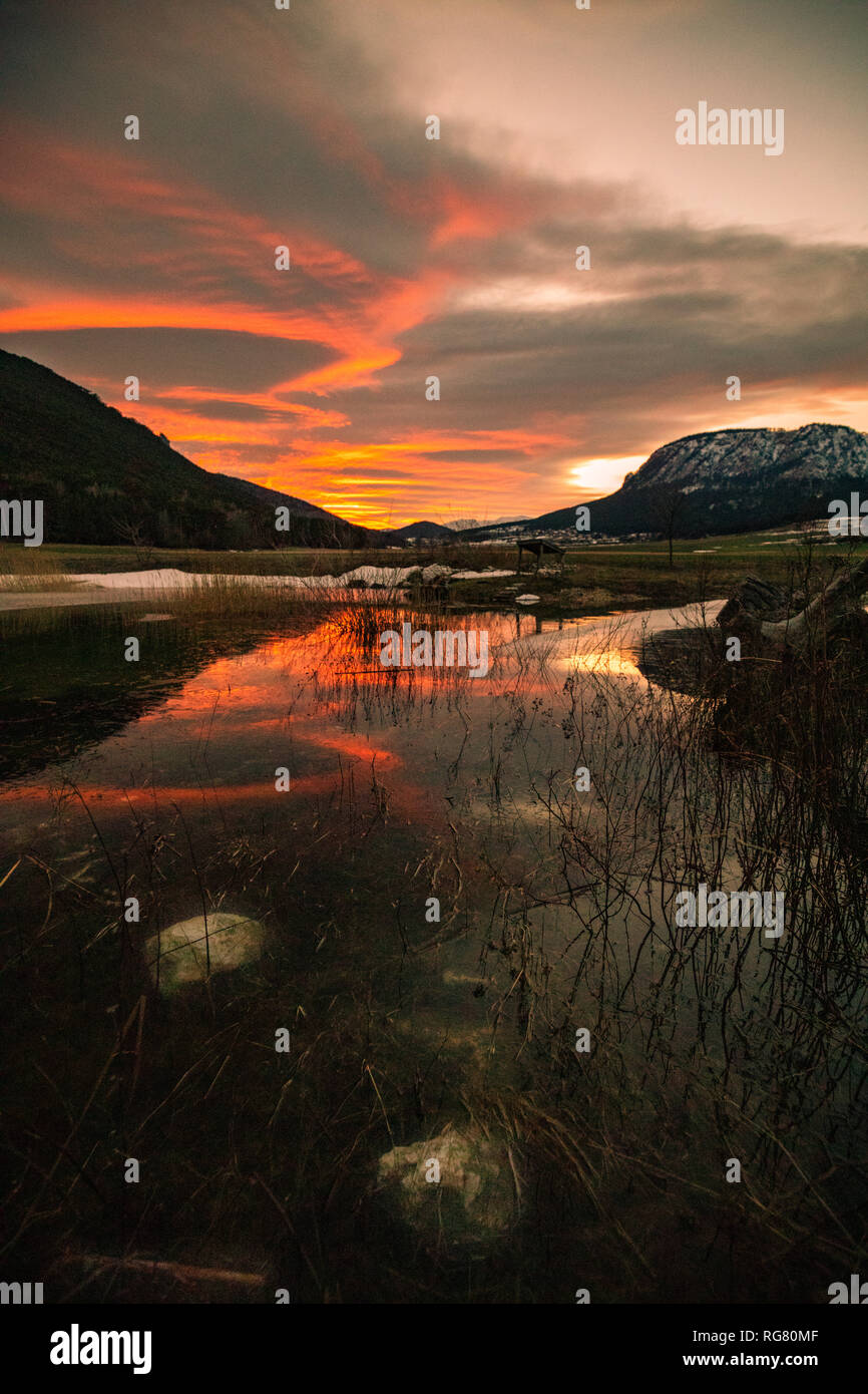 Rosso tramonto ardente atmosfera a un lago ghiacciato in inverno Foto Stock