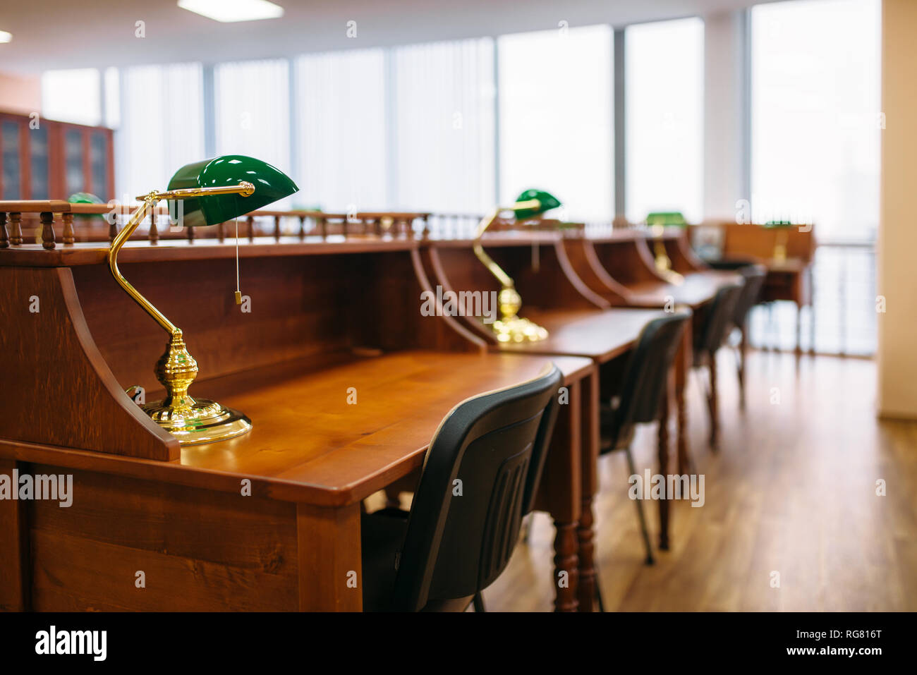 Sala lettura, le righe della tabella nella biblioteca universitaria, nessuno. Depositario della conoscenza, istruzione Foto Stock