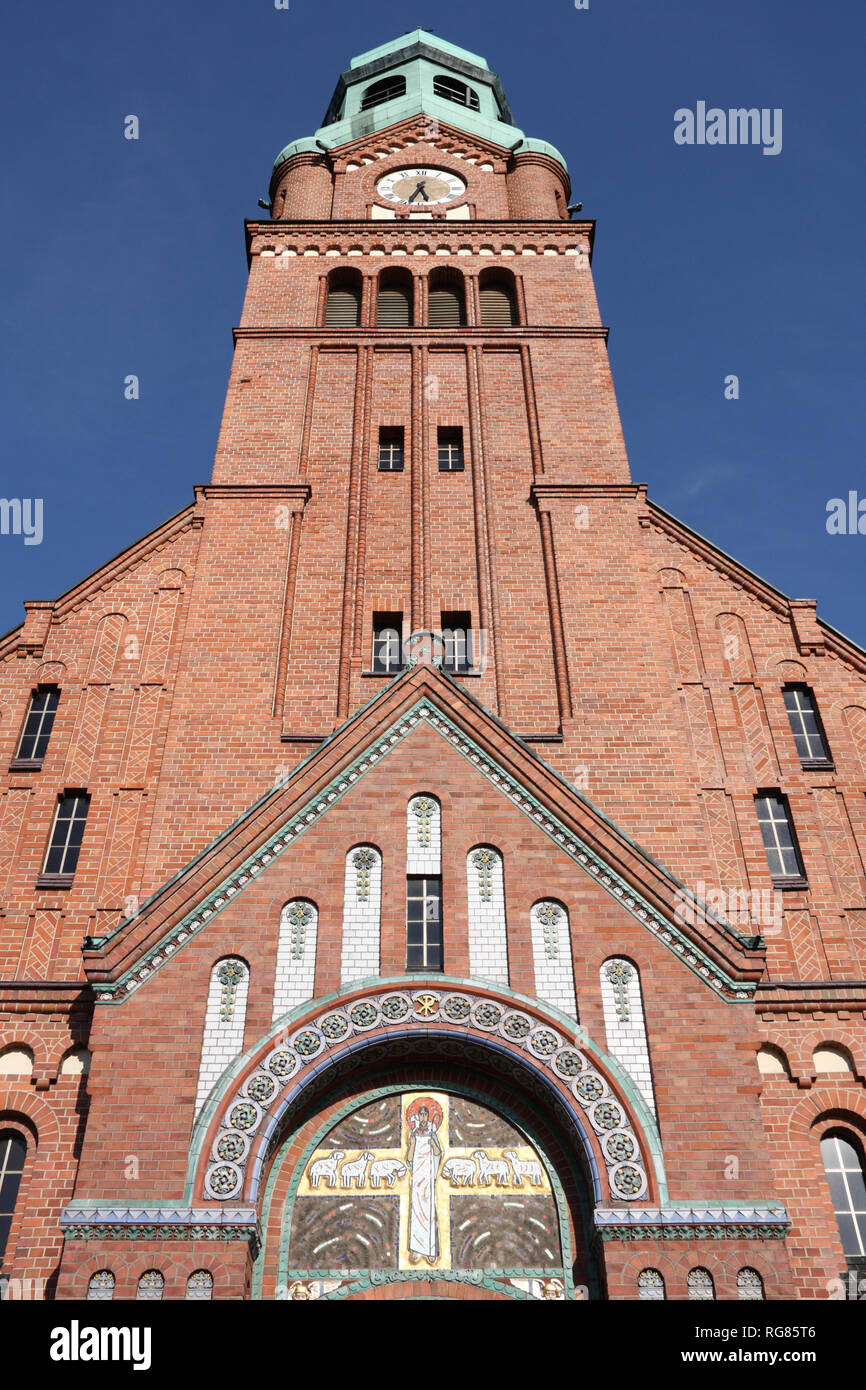 Chiesa della Trasfigurazione in Bobrowniki, distretto di Tarnowskie Gory. Alta Slesia, Polonia. Bellissima architettura in mattoni. Foto Stock